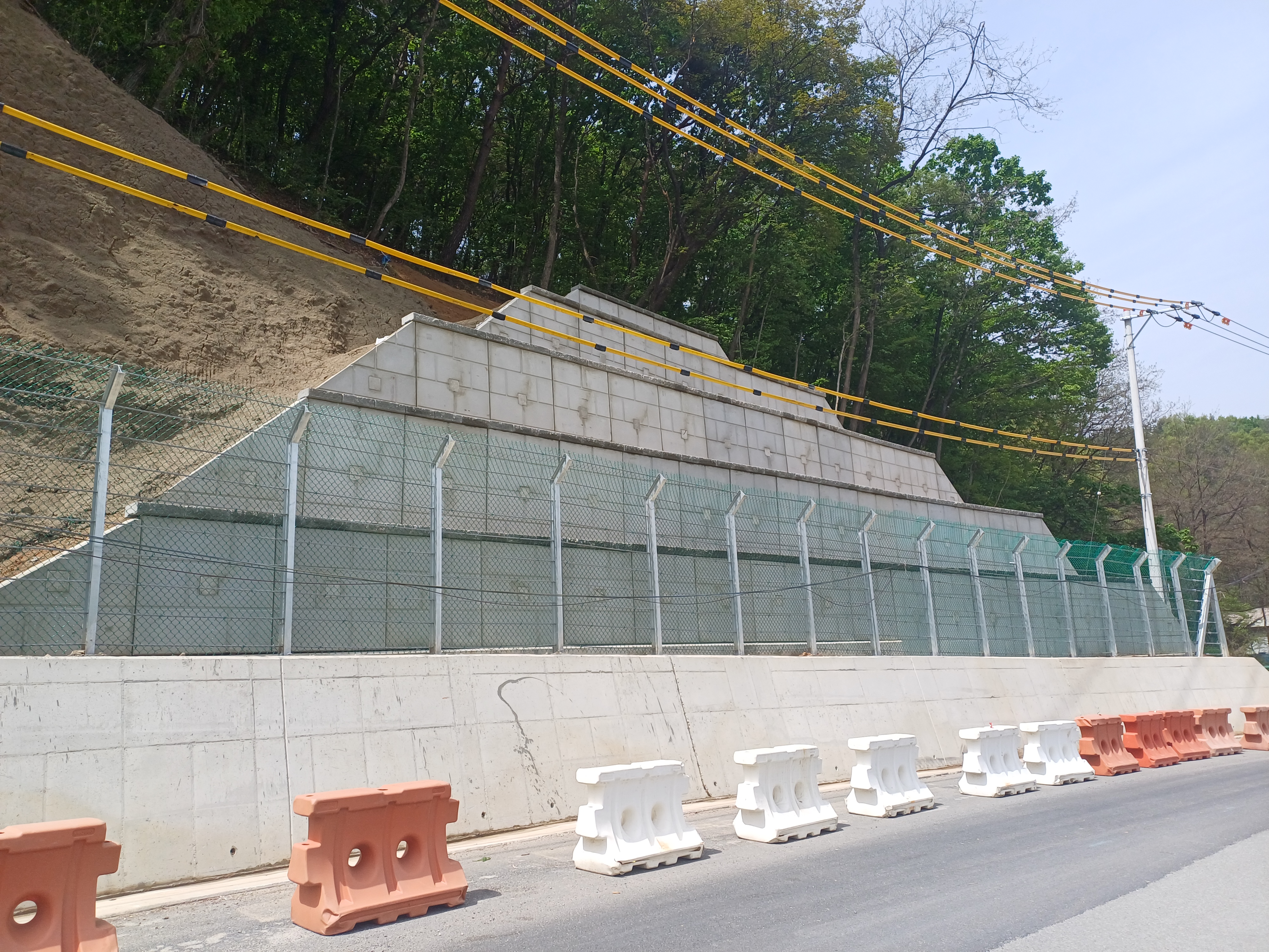 입장면 시장리 면도 102호(신호선)도로확포장공사 중 사면보강공사