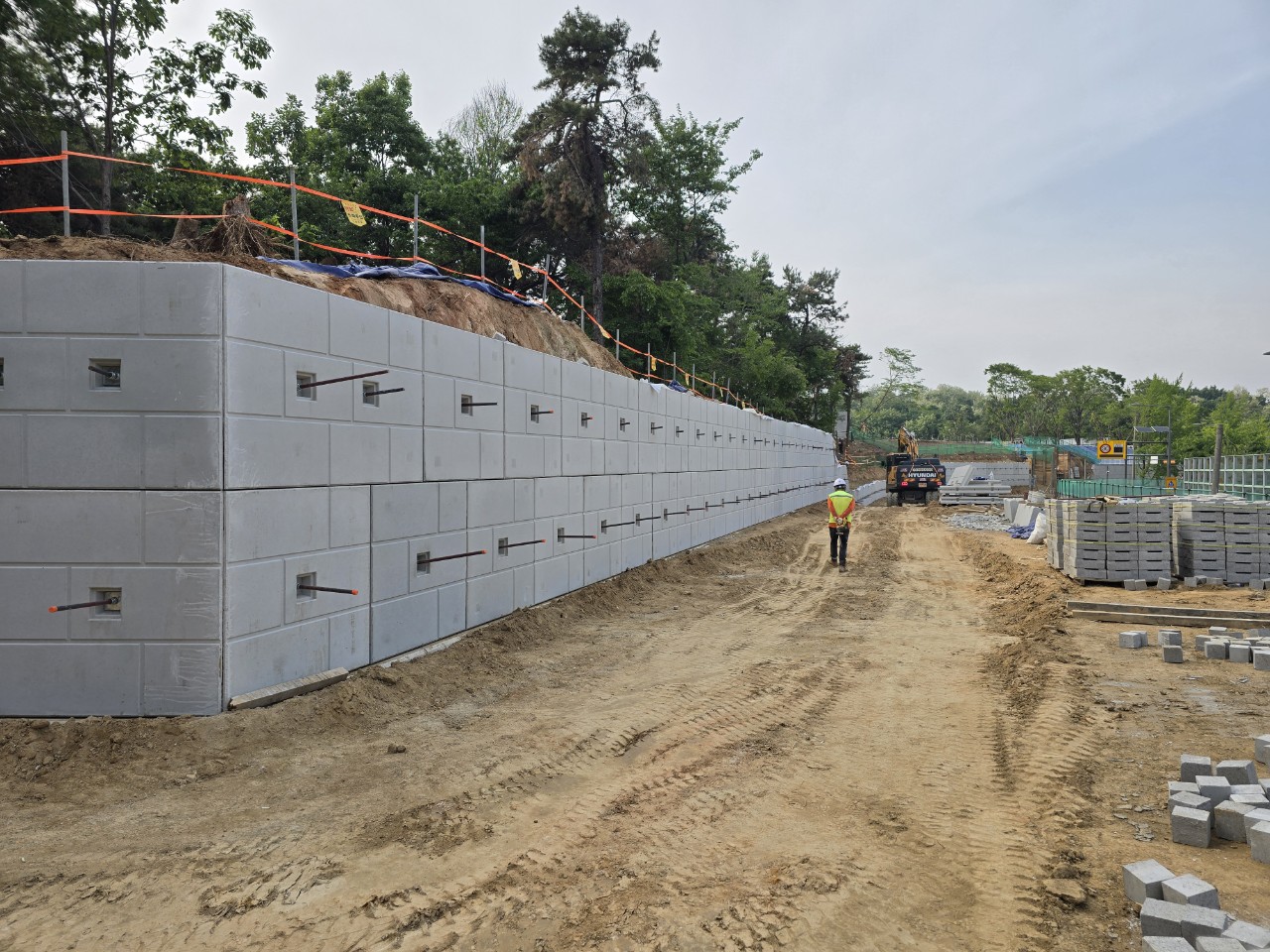 강동구 동명근린공원 지하주차장 건립공사 중 패널옹벽 공사
